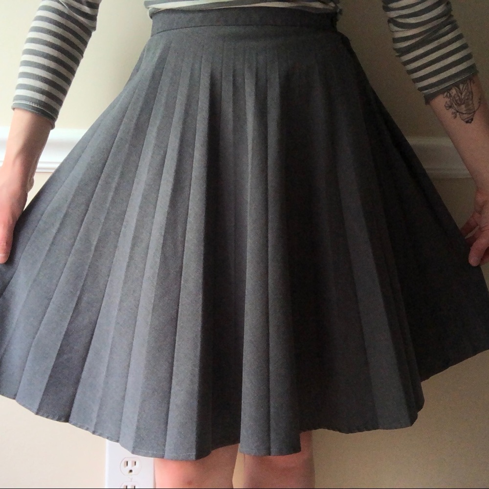 Vintage gray pleated skirt